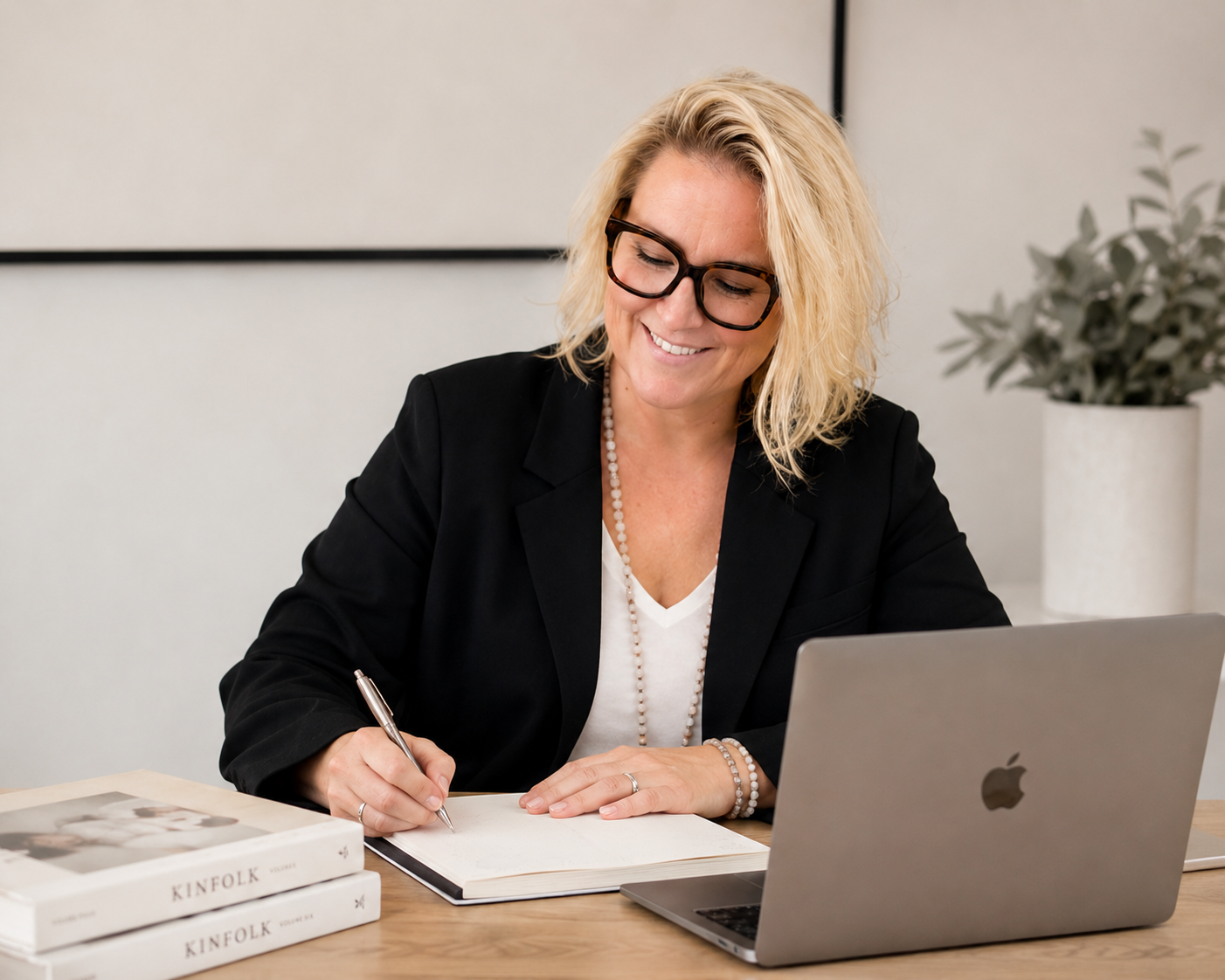 Maria ved skrivebordet med laptop og notesbog